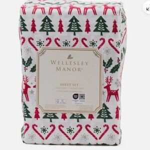Wellesley Manor QUEEN SIZE Christmas Tree Sheet Set - reindeer candy cane